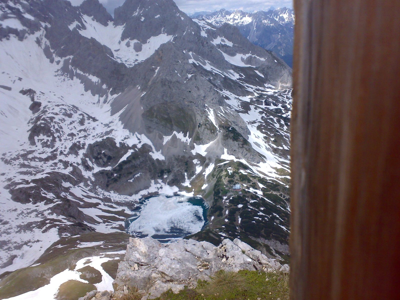 Blick auf einen Hochgebirgssee