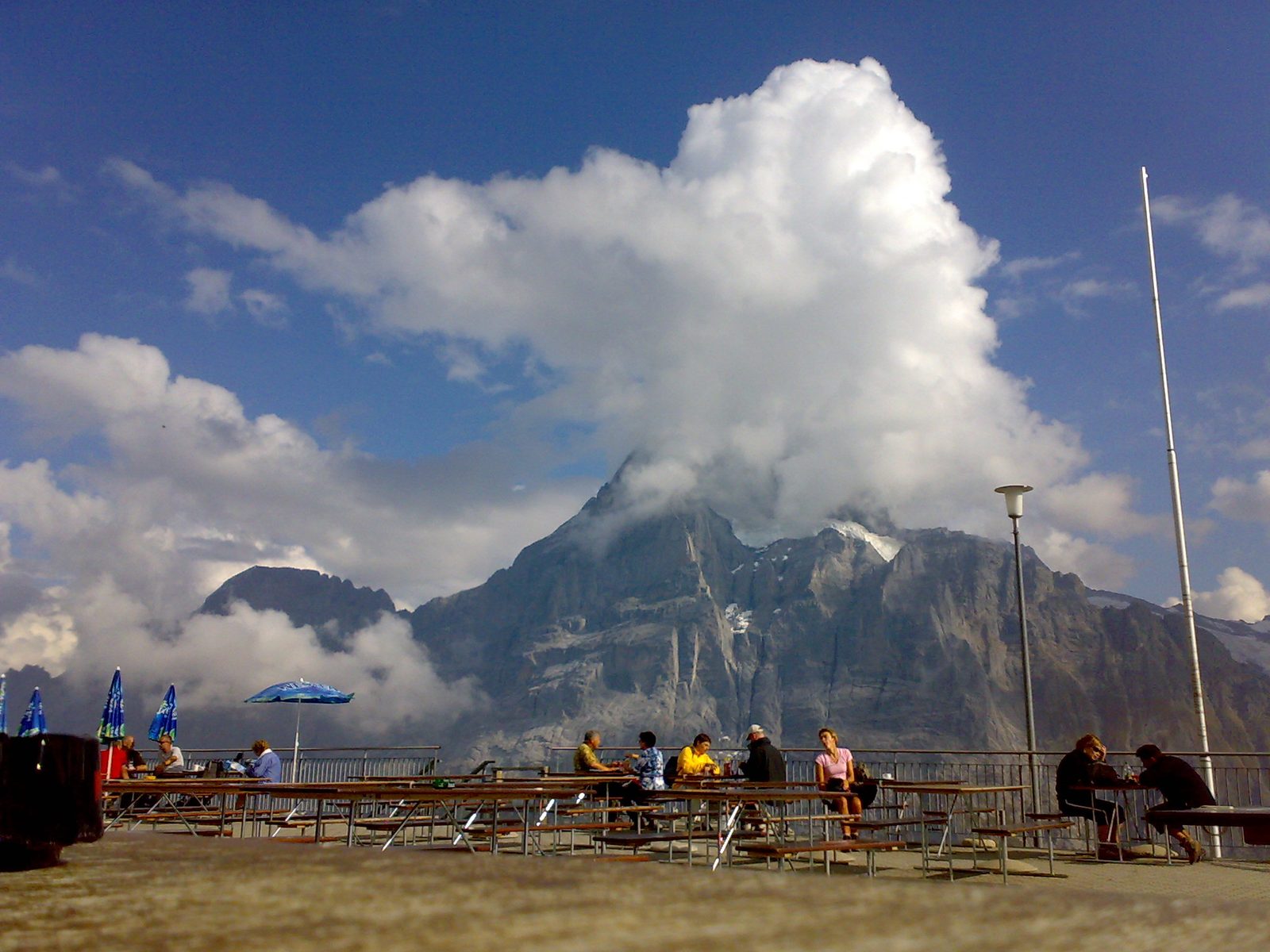 Berghüttenterrasse mit Alpenkulisse
