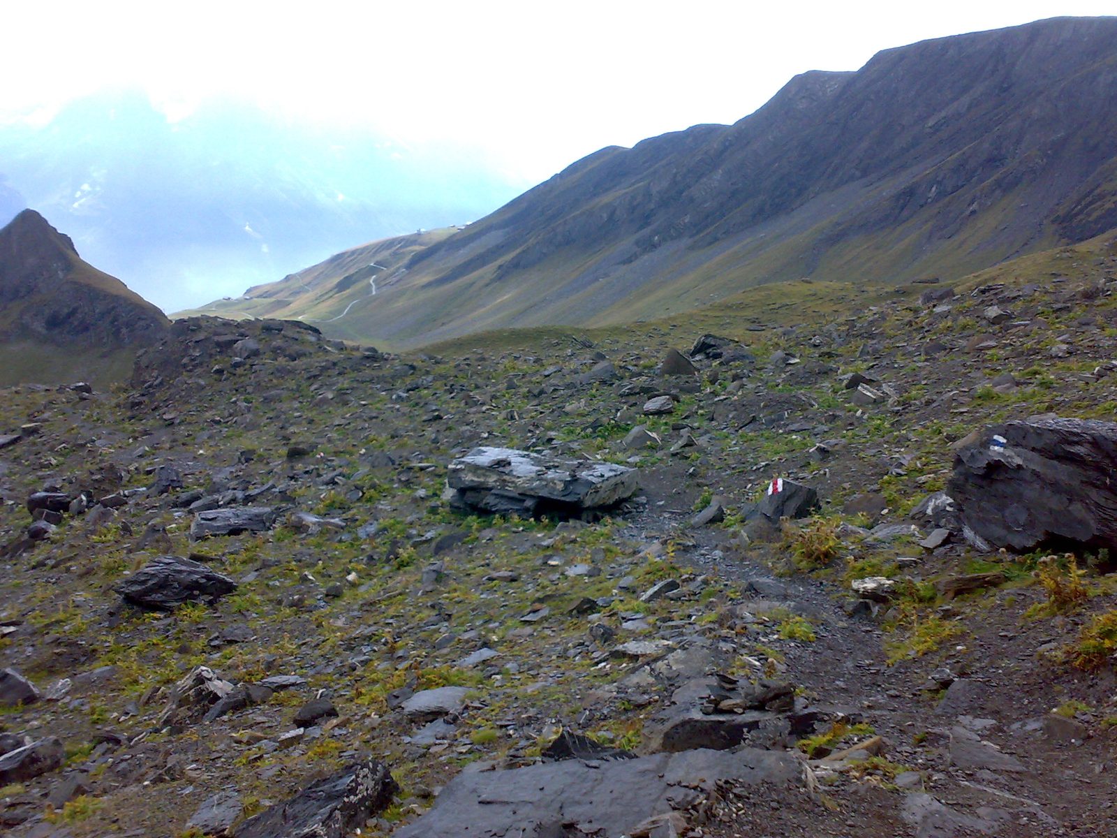 Rot weiß markierter Wanderweg