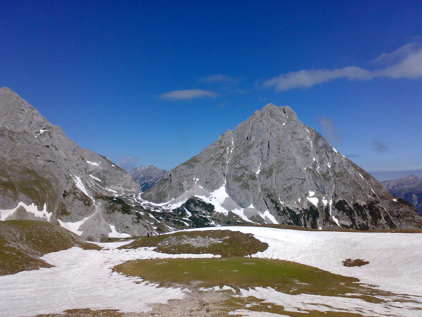 Felsen, Schnee und blauer Himmel