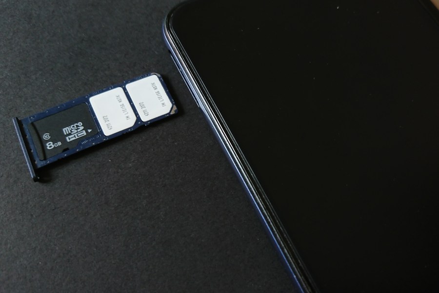 现代智能手机与 SIM 卡托盘