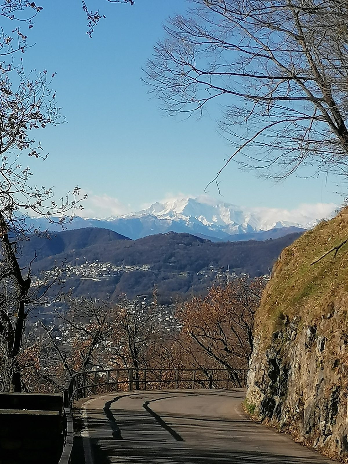 Blick von einer Straße bei Lugano Richtung Schneeberge