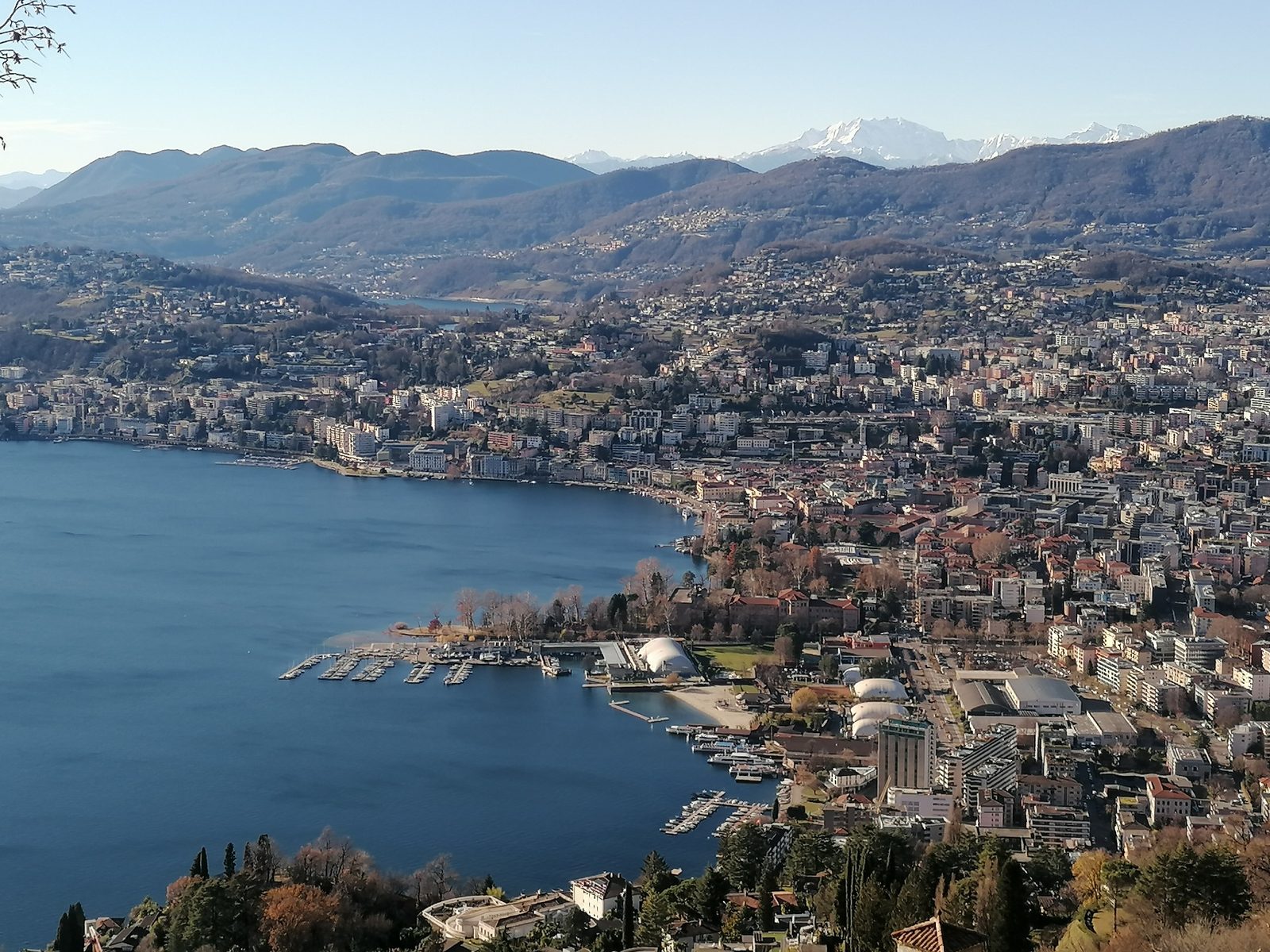 Blick von oben auf Lugano, den Luganersee und die Berge