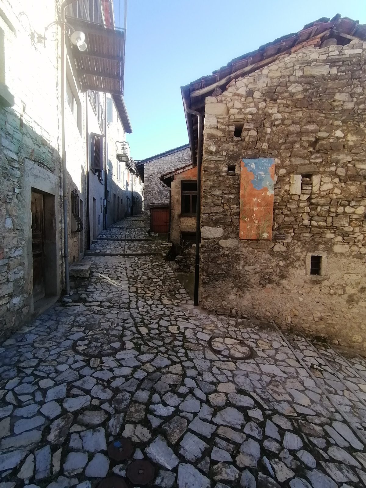 Steingasse in einem Ort bei Lugano