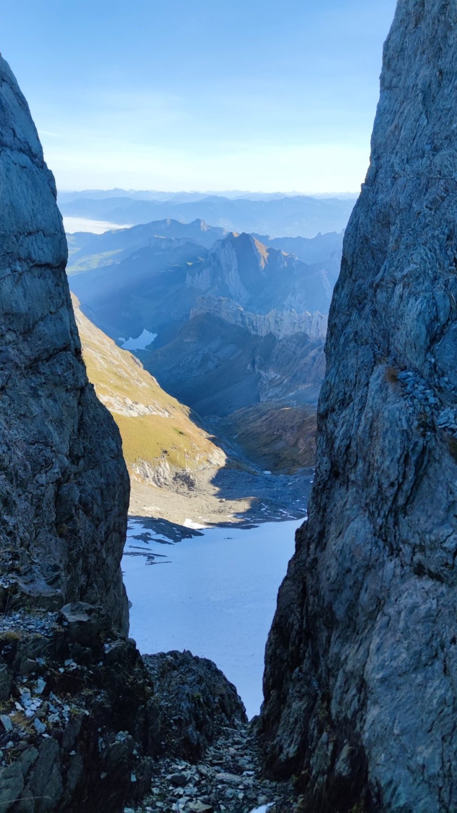 Blick durch eine Felsspalte am Säntis