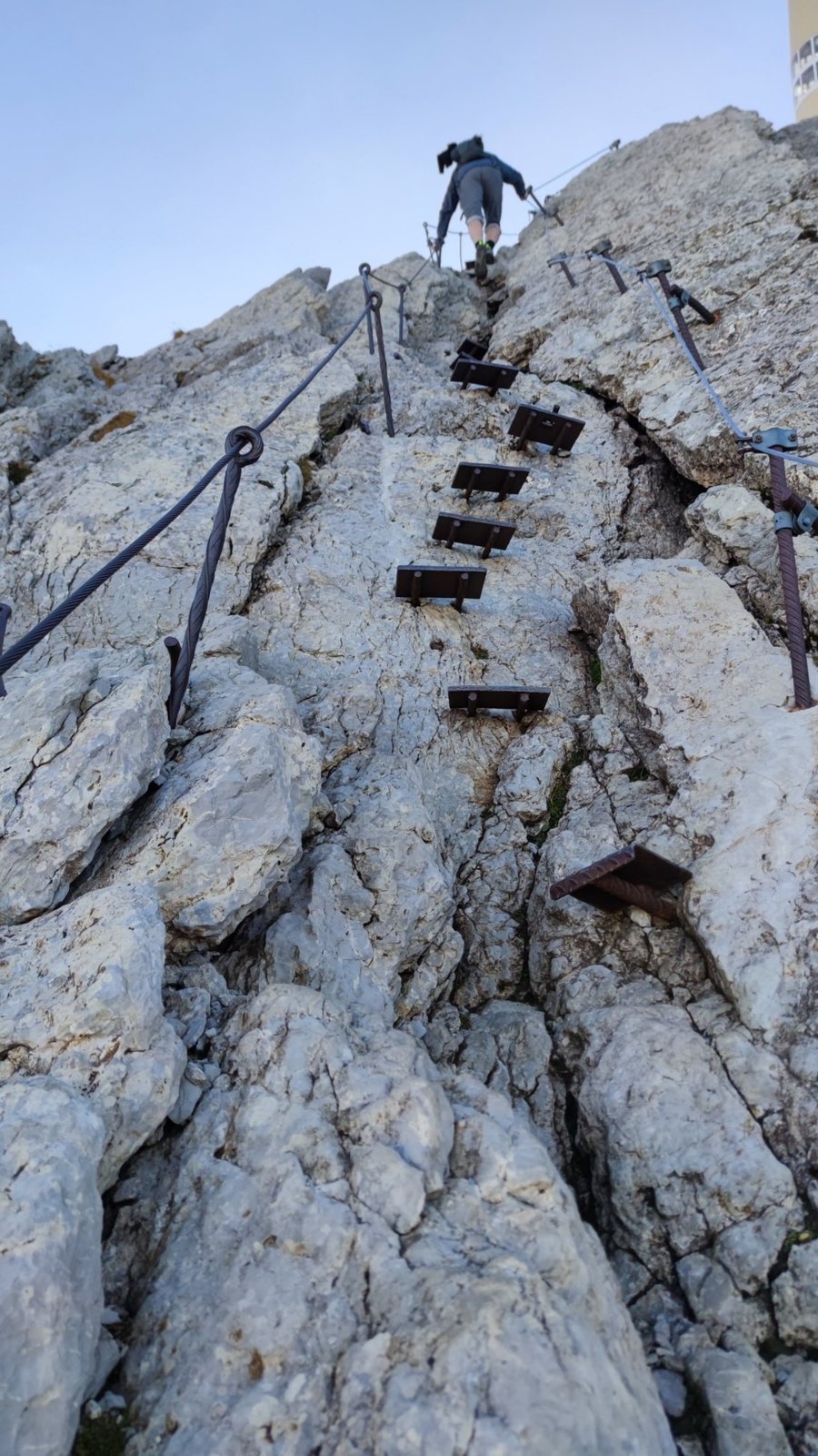 Metalltritte und Stahlseile am Säntis