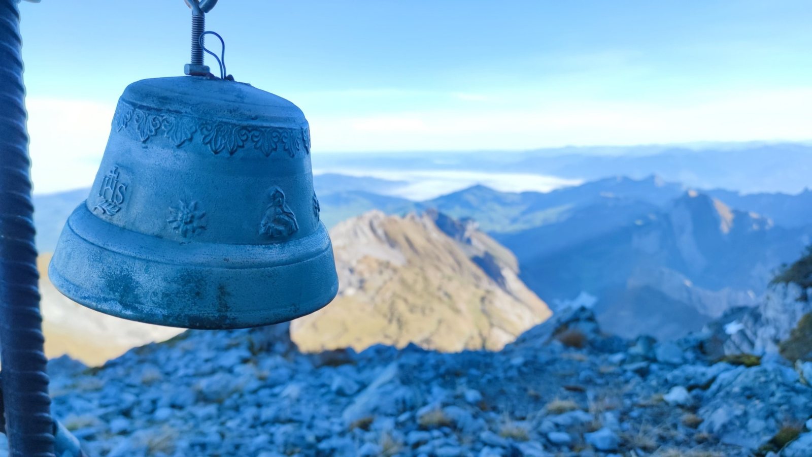 Gipfelglocke mit Bergpanorama am Säntis