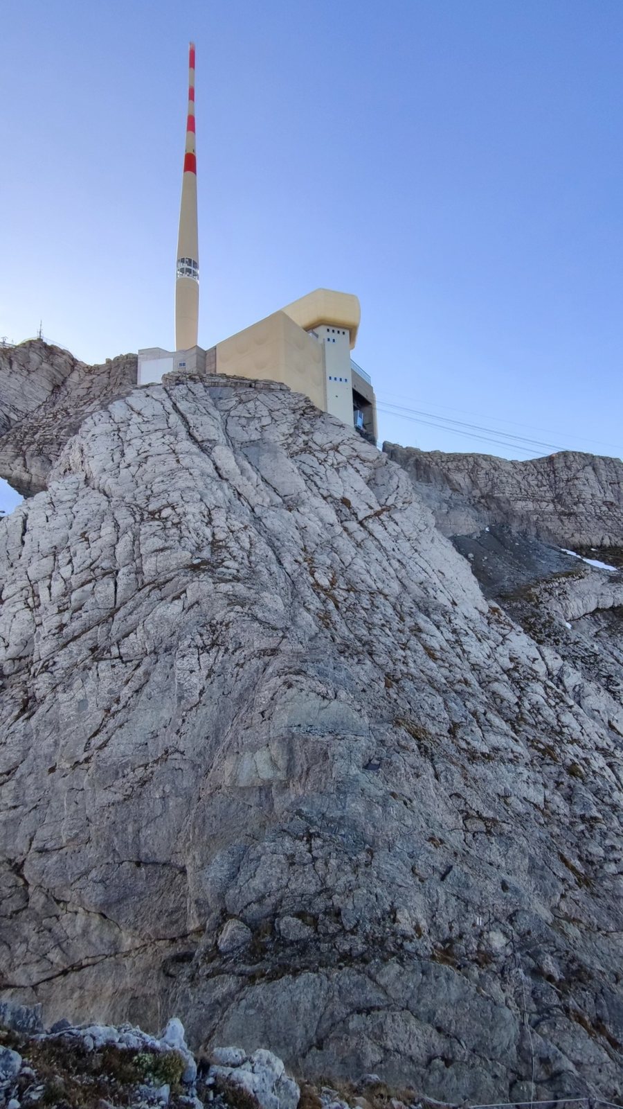 Säntis Gipfelstation und Sendeturm auf Fels