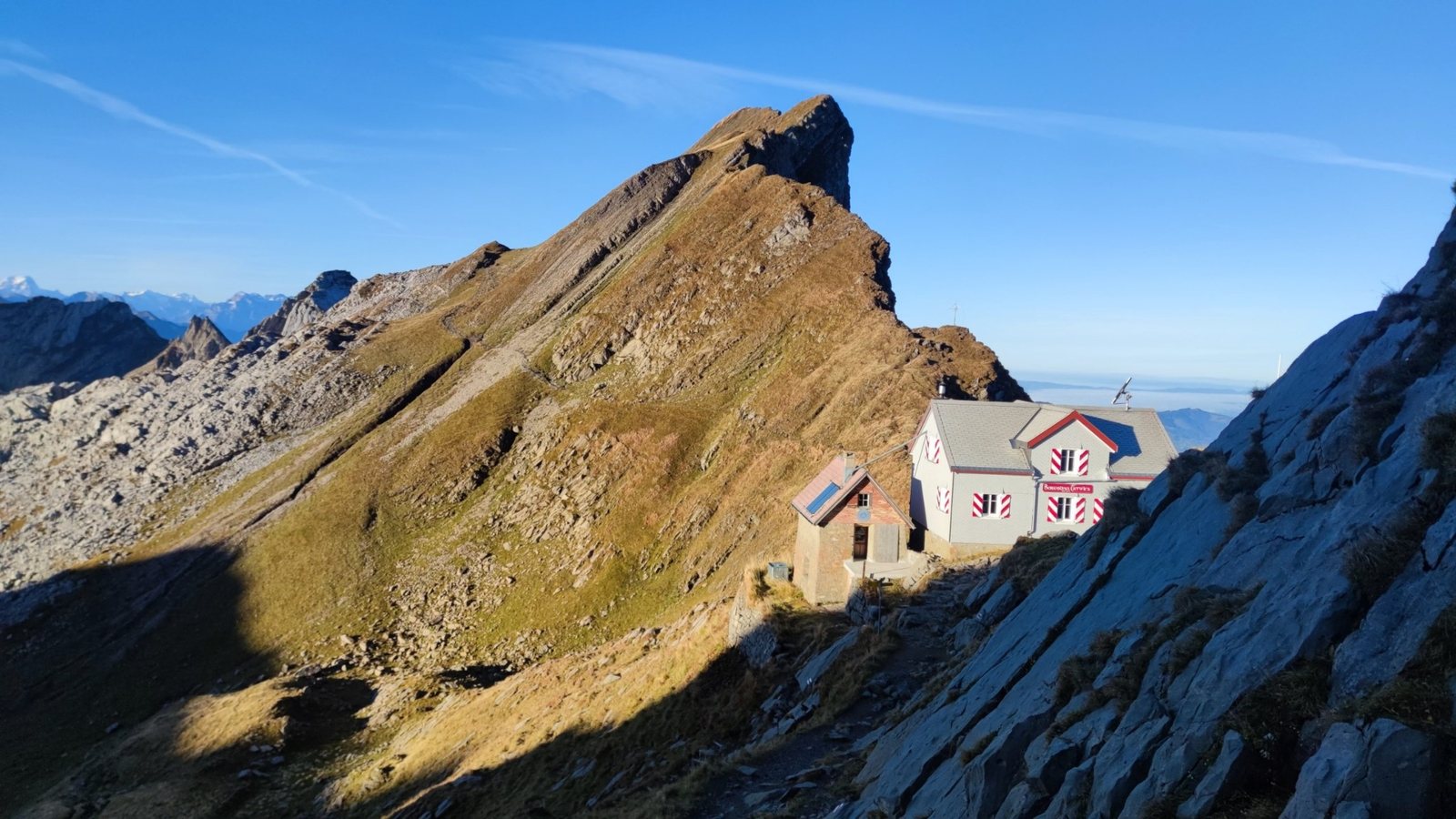 Berggasthaus Tierwis unterhalb des Grats