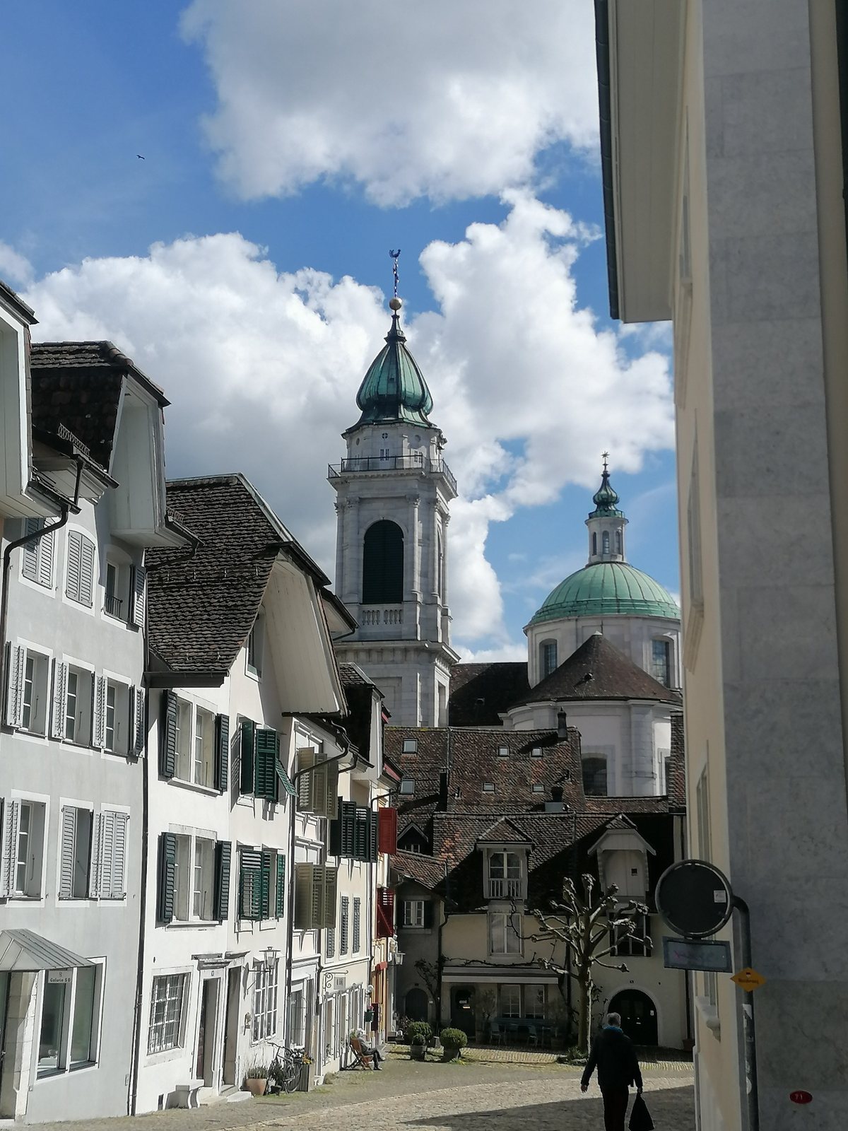 Altstadtgasse in Solothurn mit Blick zur St. Ursen Kathedrale