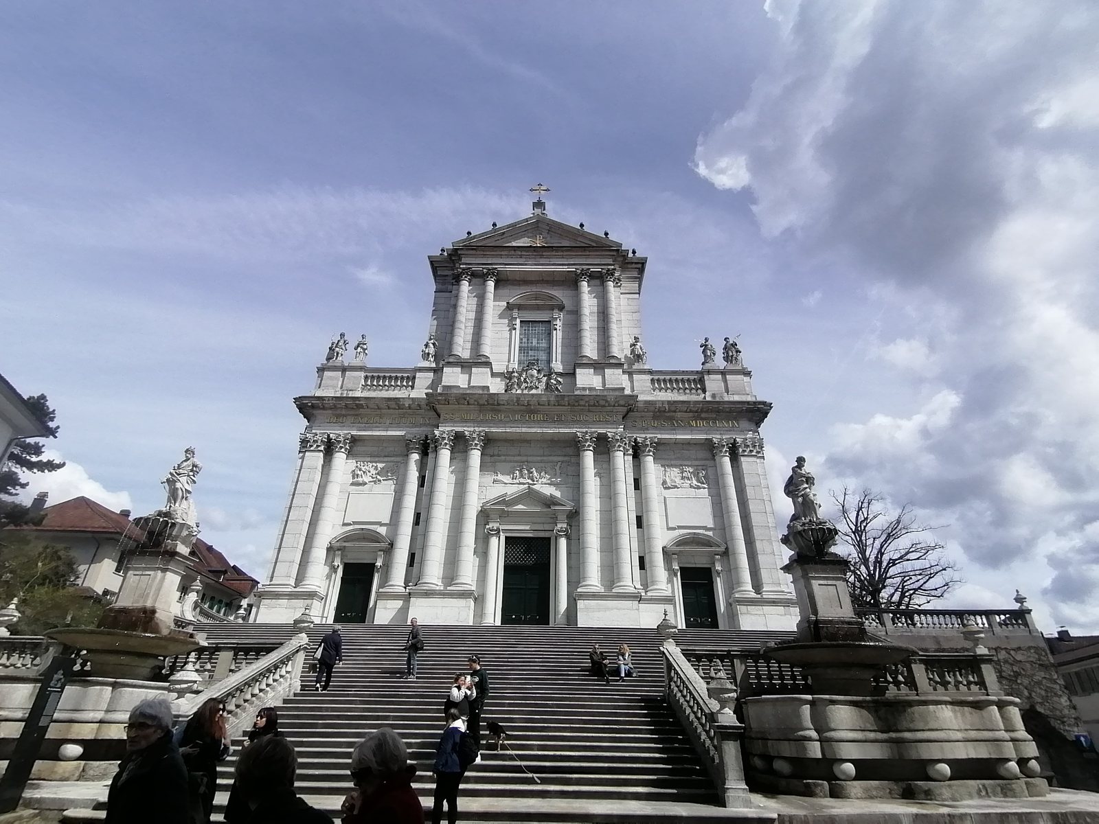 St. Ursen Kathedrale in Solothurn mit Hauptfassade und Treppe