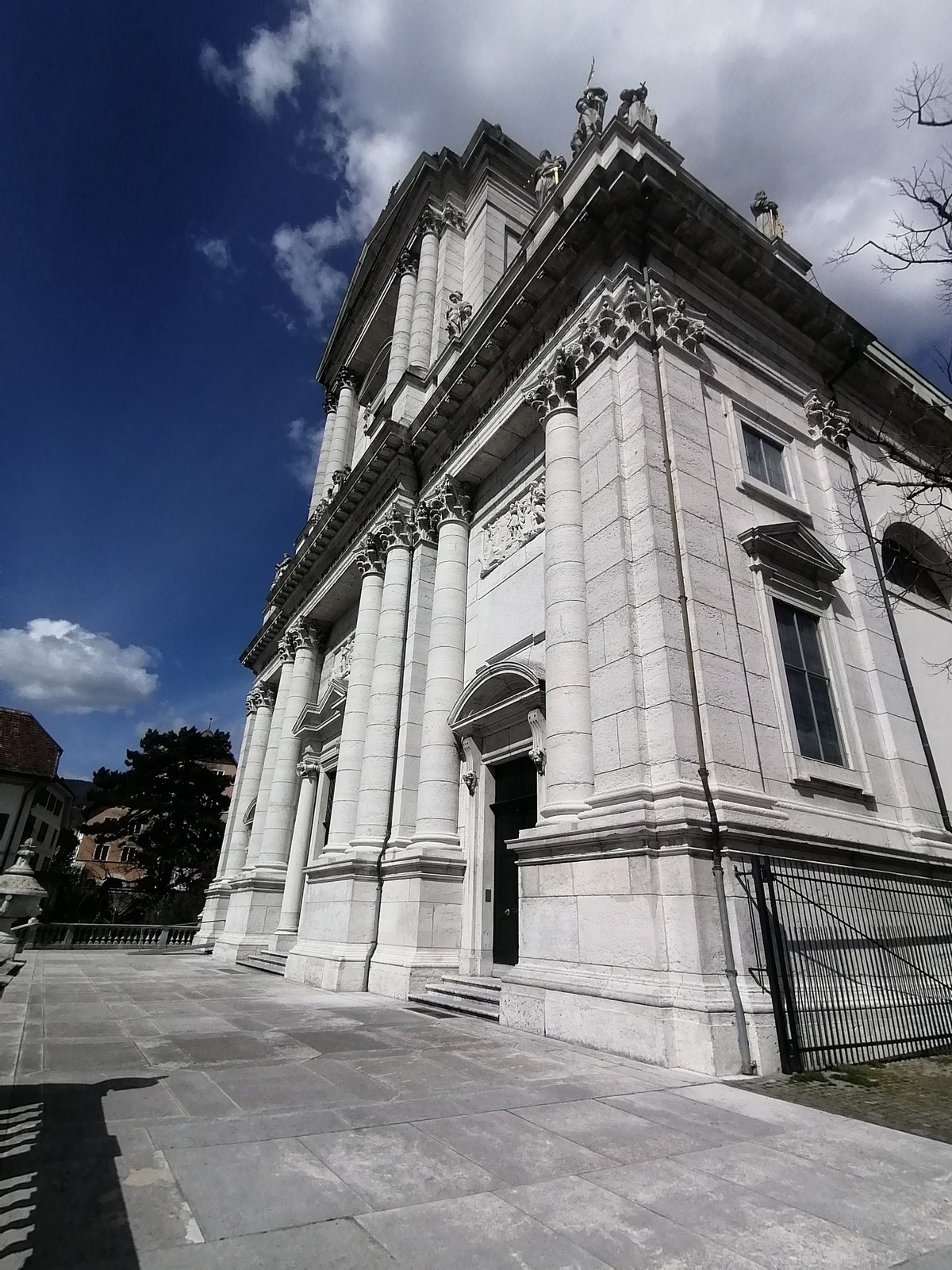 St. Ursen Kathedrale in Solothurn von der Seite